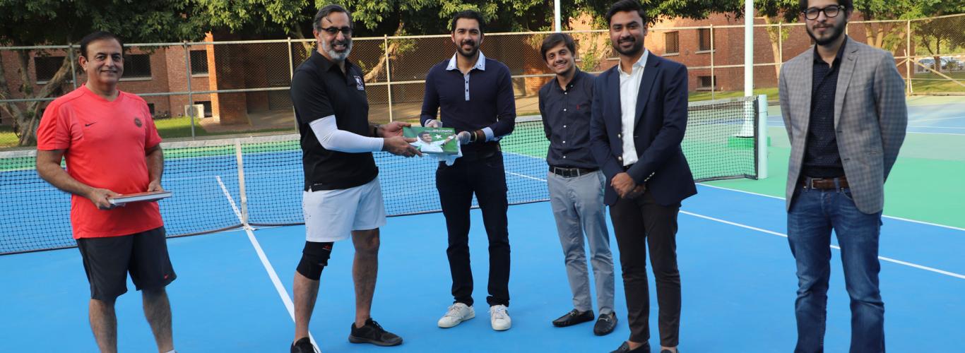 Aisam-ul-Haq Qureshi, Rizq’s Brand Ambassador Presents Token of Appreciation to LUMS 